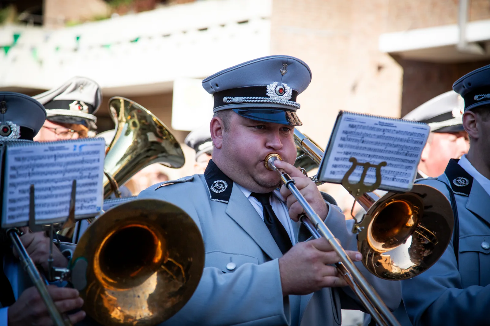 Ein Posaunist spielt mit dem Musikkorps beim Schützenfest.
