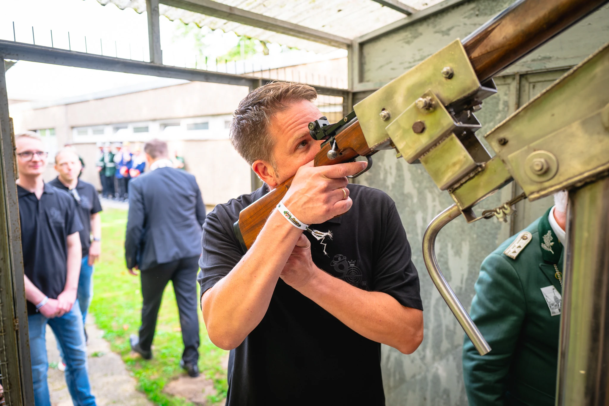 Ein Schütze zielt mit dem eingespannten Gewehr beim Vogelschuss.