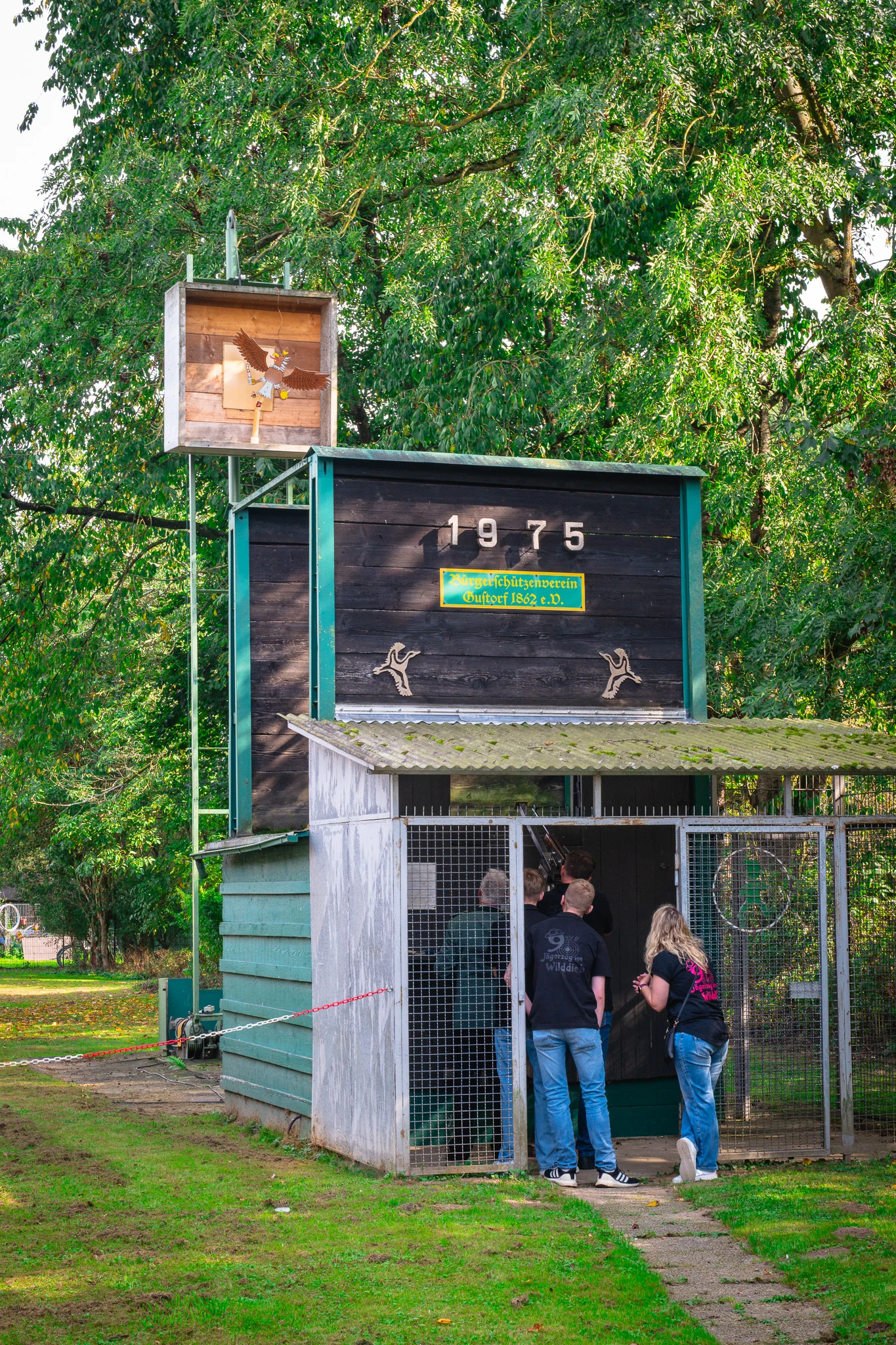 Schießstand des BSV Gustorf im Grünen mit Schützenvogel über dem Kugelfang.
