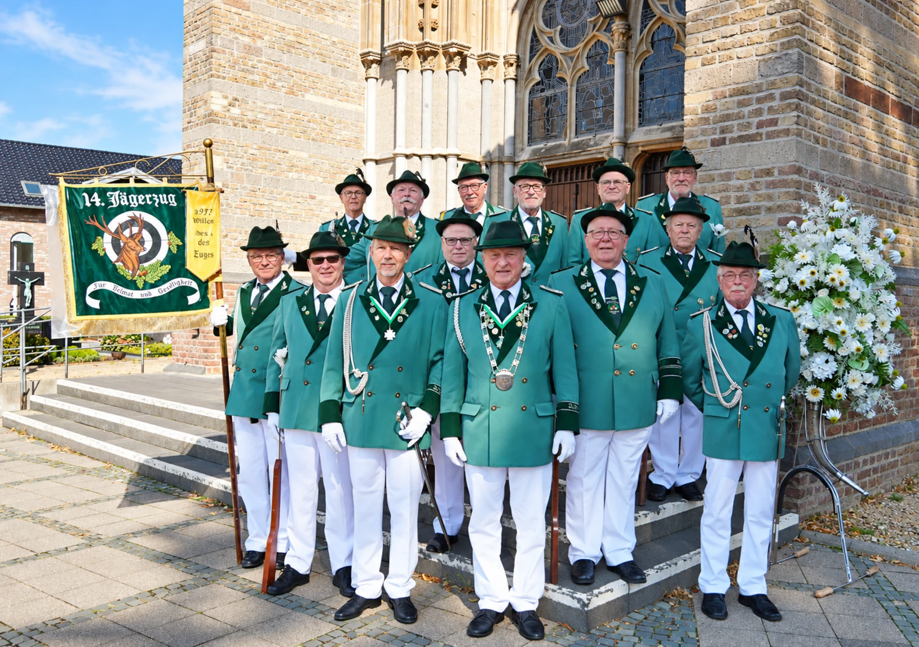 Der 14. Jägerzug „De Dörpjonge“ vor der Gustorfer Pfarrkirche.