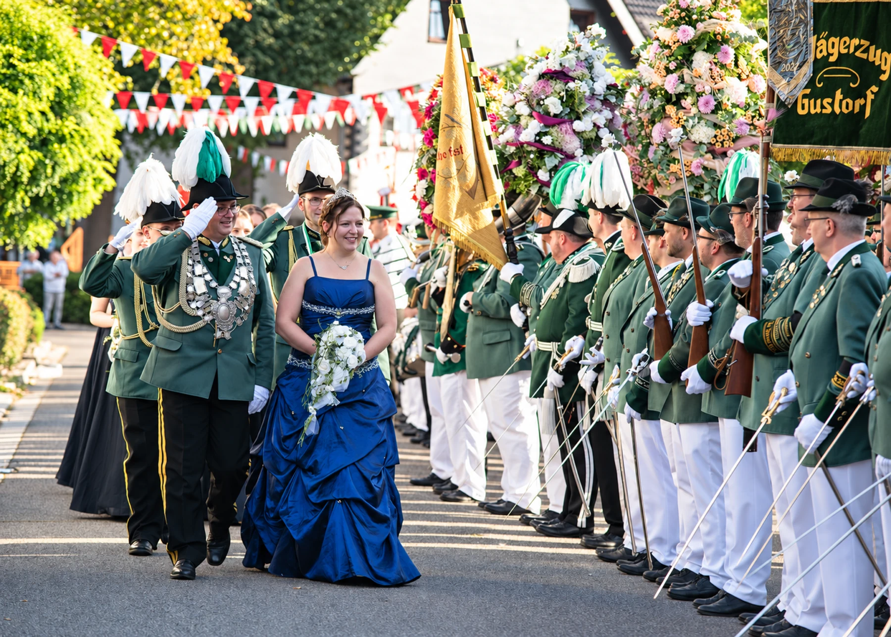 Festumzug beim Gustorfer Schützenfest 2024. Die Archivaufnahme zeigt nicht das Königspaar 2026.