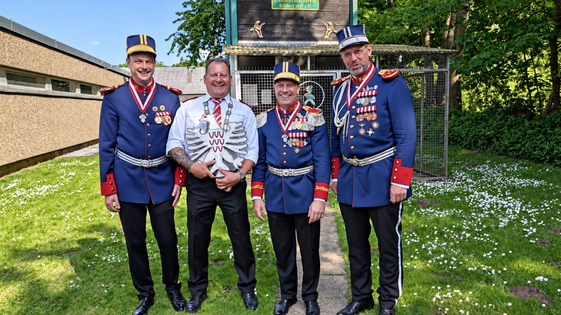 Grenadiercorpskönig Ingo Thiel mit Begleitung an der Vogelstange.