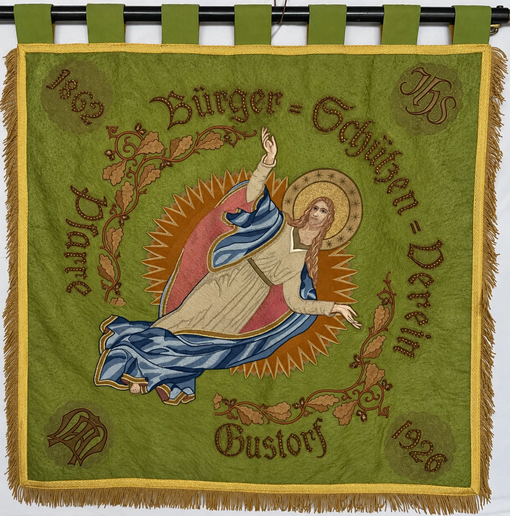 Die restaurierte Jägerfahne mit Marienmotiv und der Jahreszahl 1926.