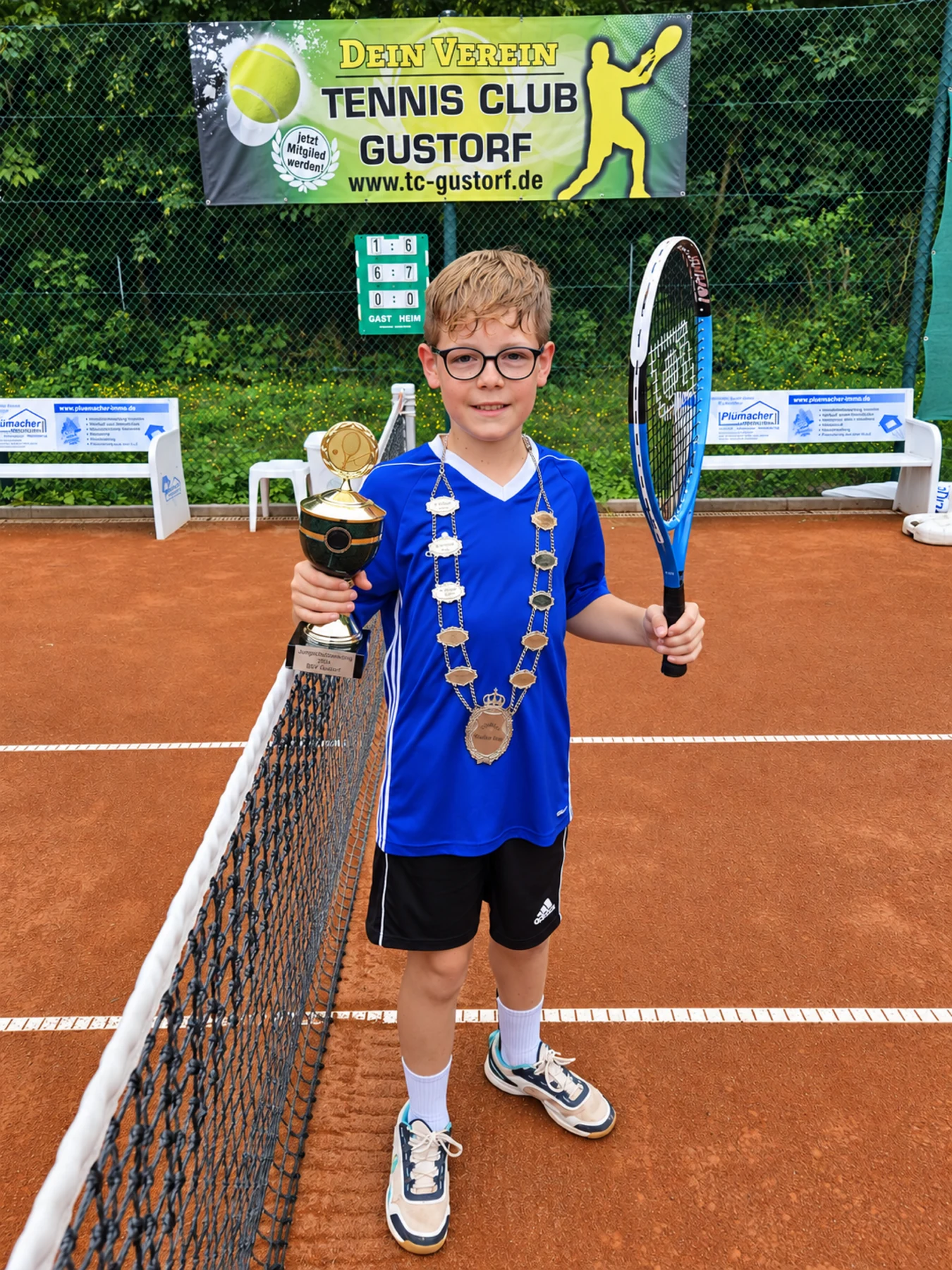 Jesper Karl Krahwinkel mit Königskette, Pokal und Tennisschläger beim TC Gustorf.