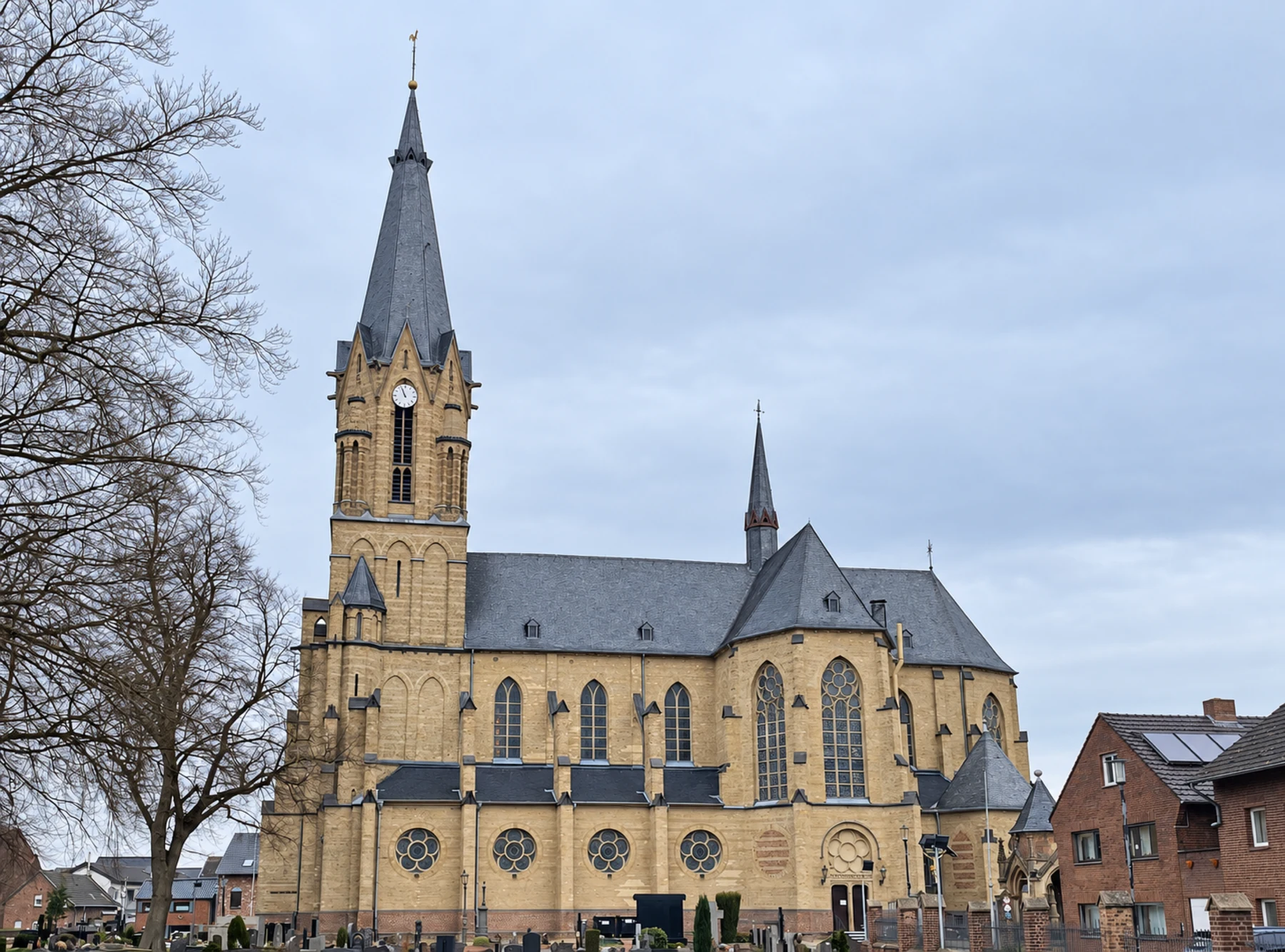 St. Mariä Himmelfahrt in Gustorf, der „Dom an der Erft“.