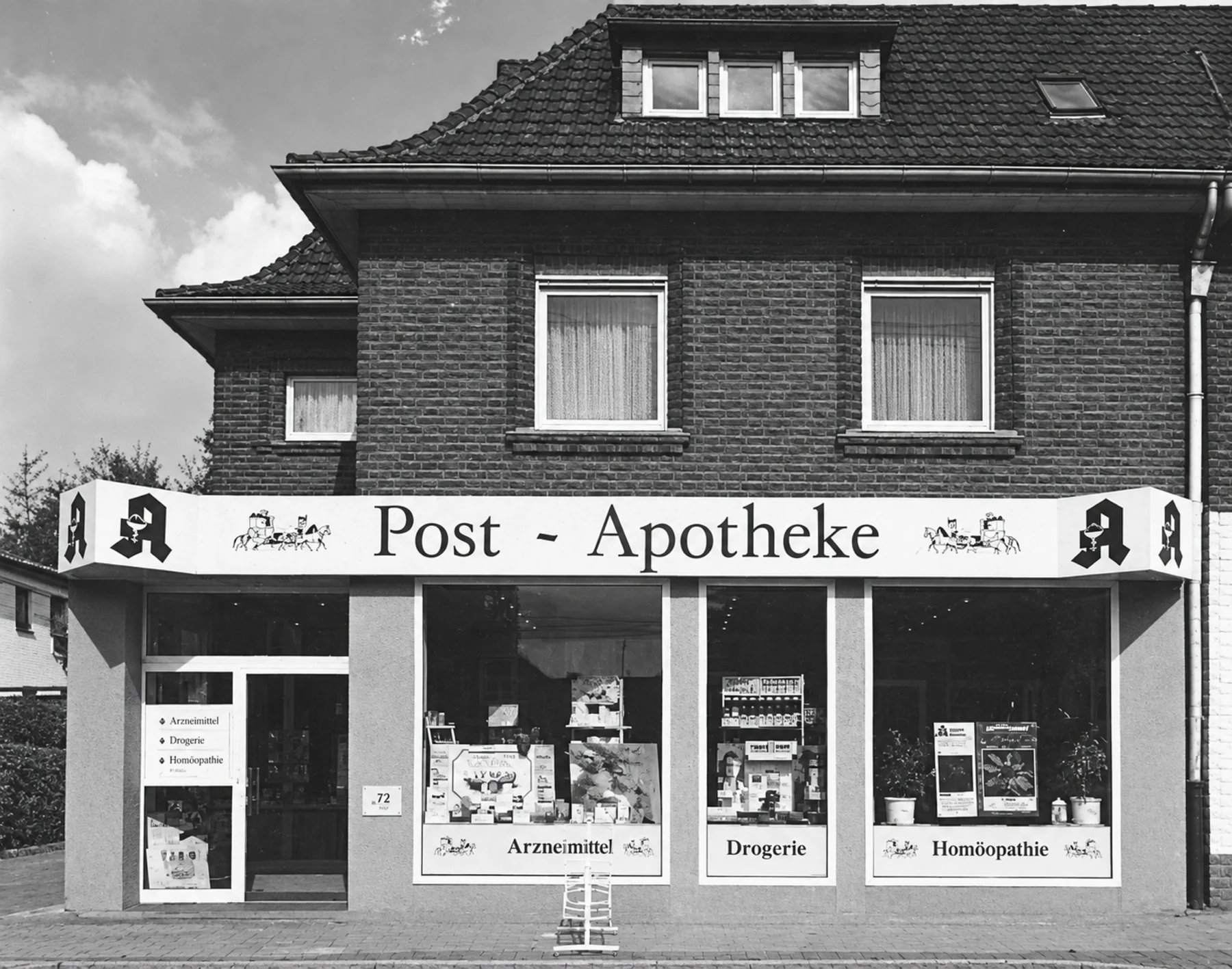 Historische Ansicht der Post-Apotheke in Gustorf; Aufnahmejahr nicht überliefert.
