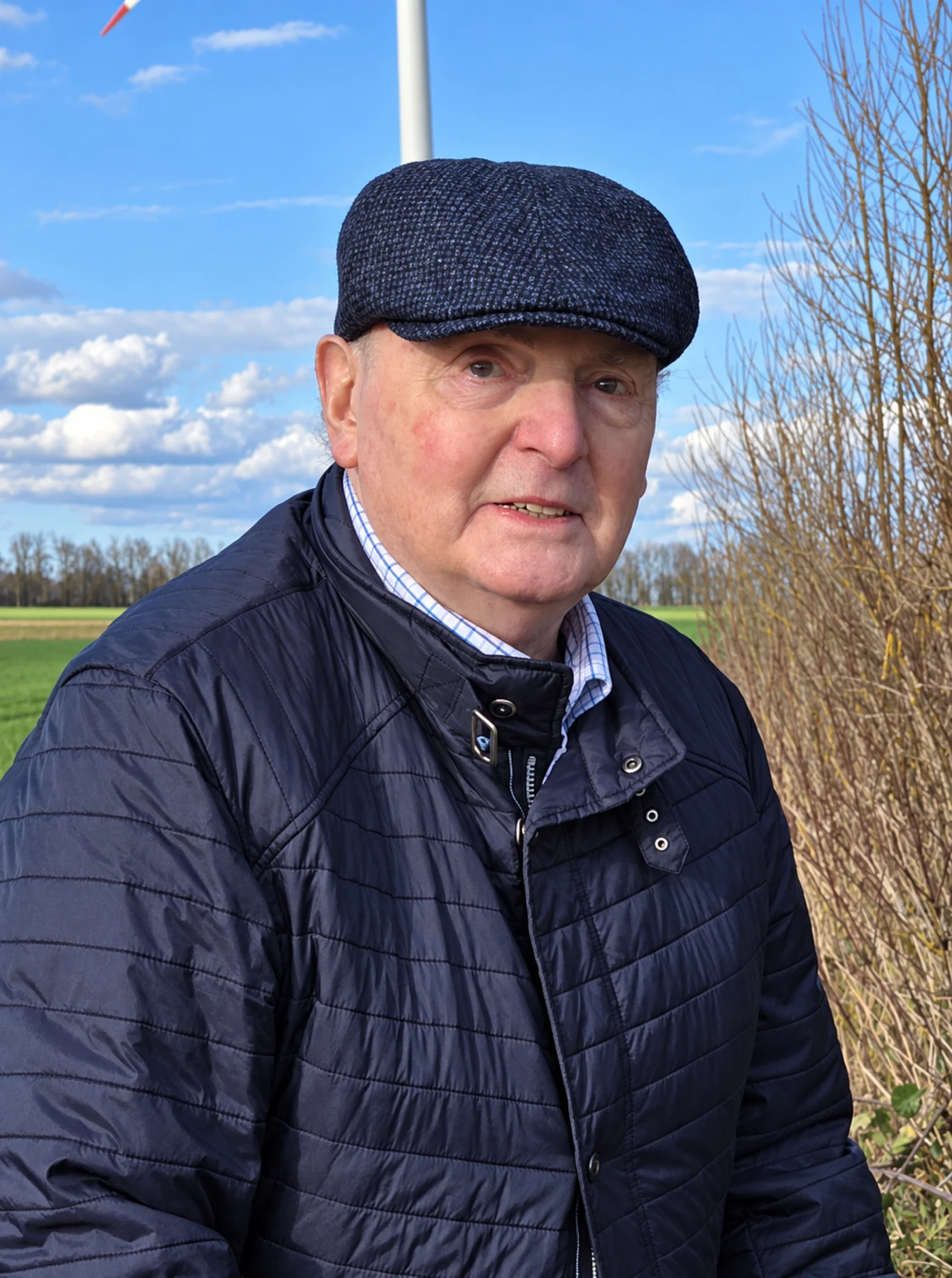 Toni Esser vom 5. Jägerzug wird für 75 Jahre Mitgliedschaft geehrt.