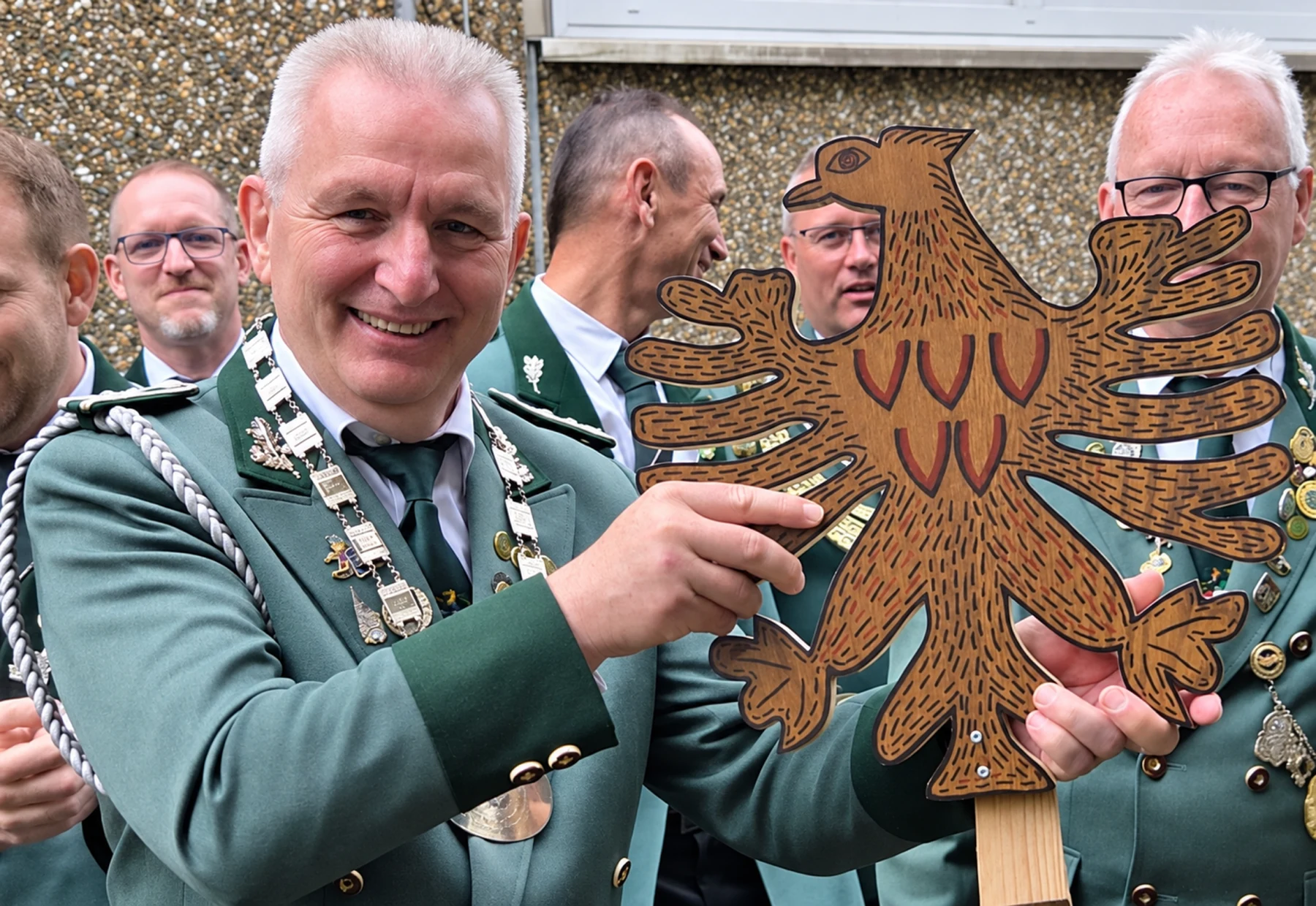 Werner Becker mit Königskette und Holzvogel beim Jägercorpsschießen.